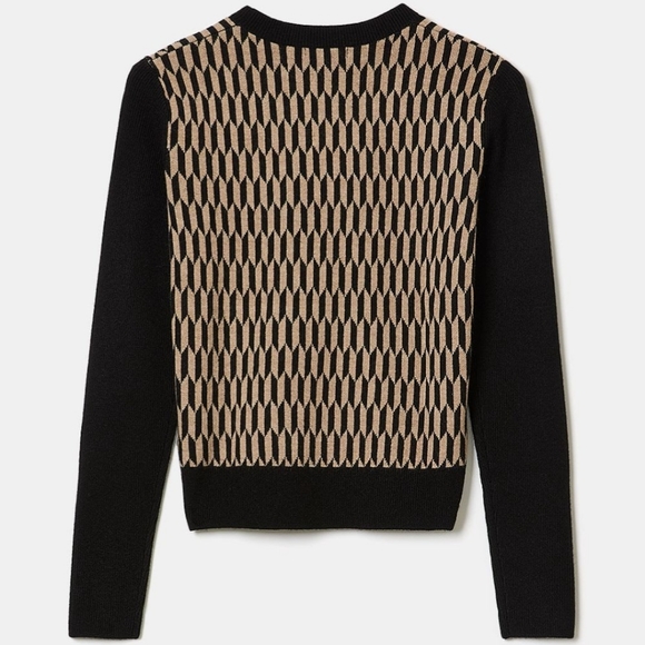 Sweater and pencil skirt - Picture 4 of 5